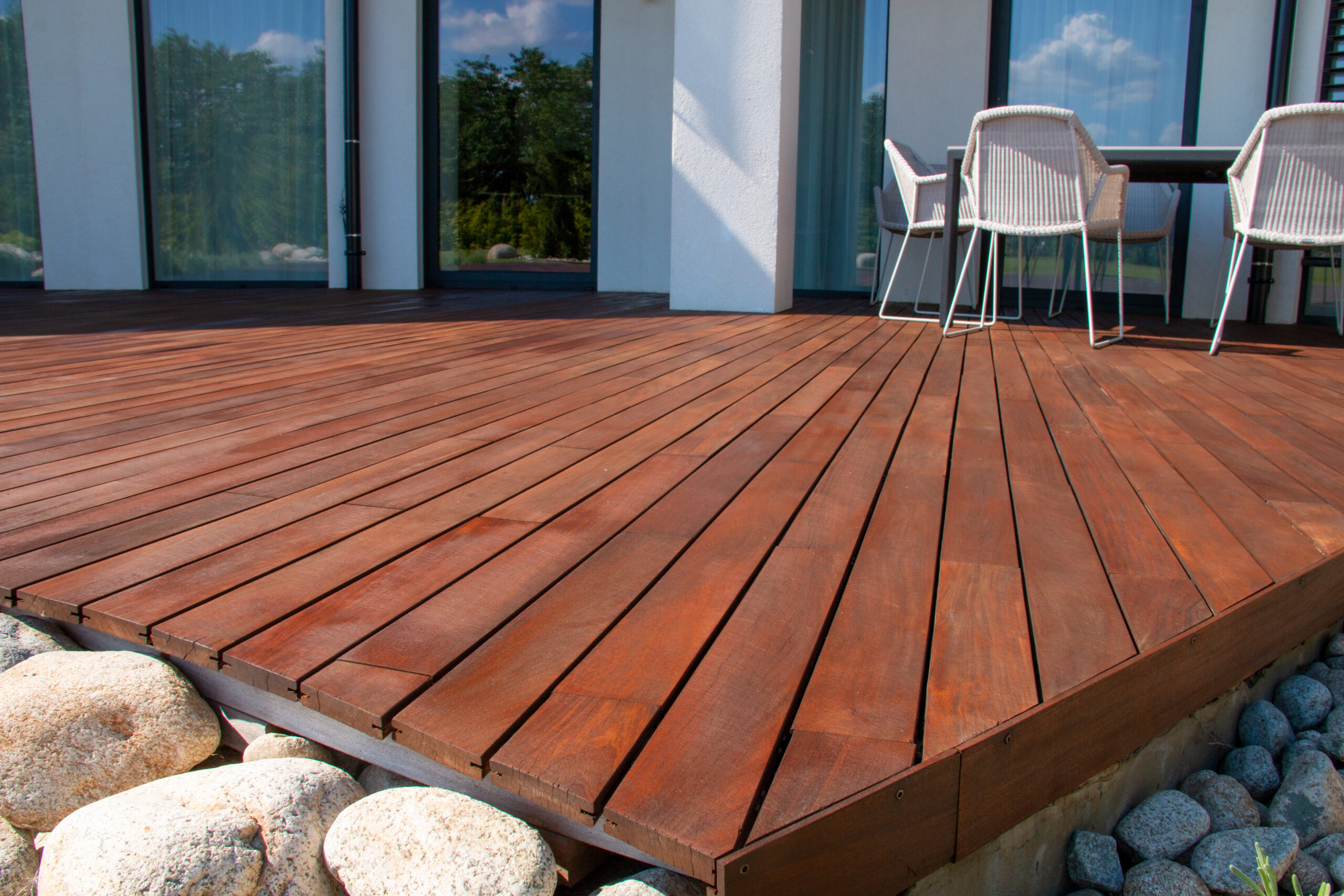 Ipe,Wood,Deck,,Modern,House,Design,With,Wooden,Patio,,Low
